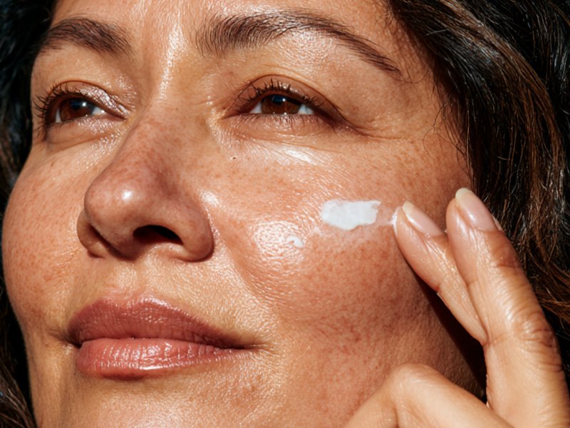 Aplicación de crema hidratante facial