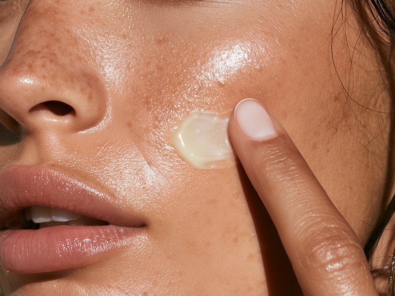 Extendiendo gel crema facial con ligeros toques