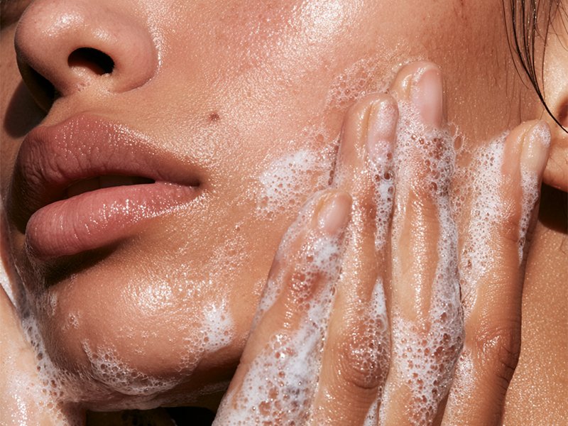 Aplicación de espuma limpiadora facial