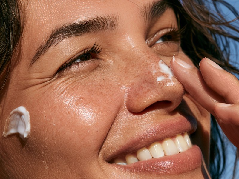 Aplicación de protector solar facial